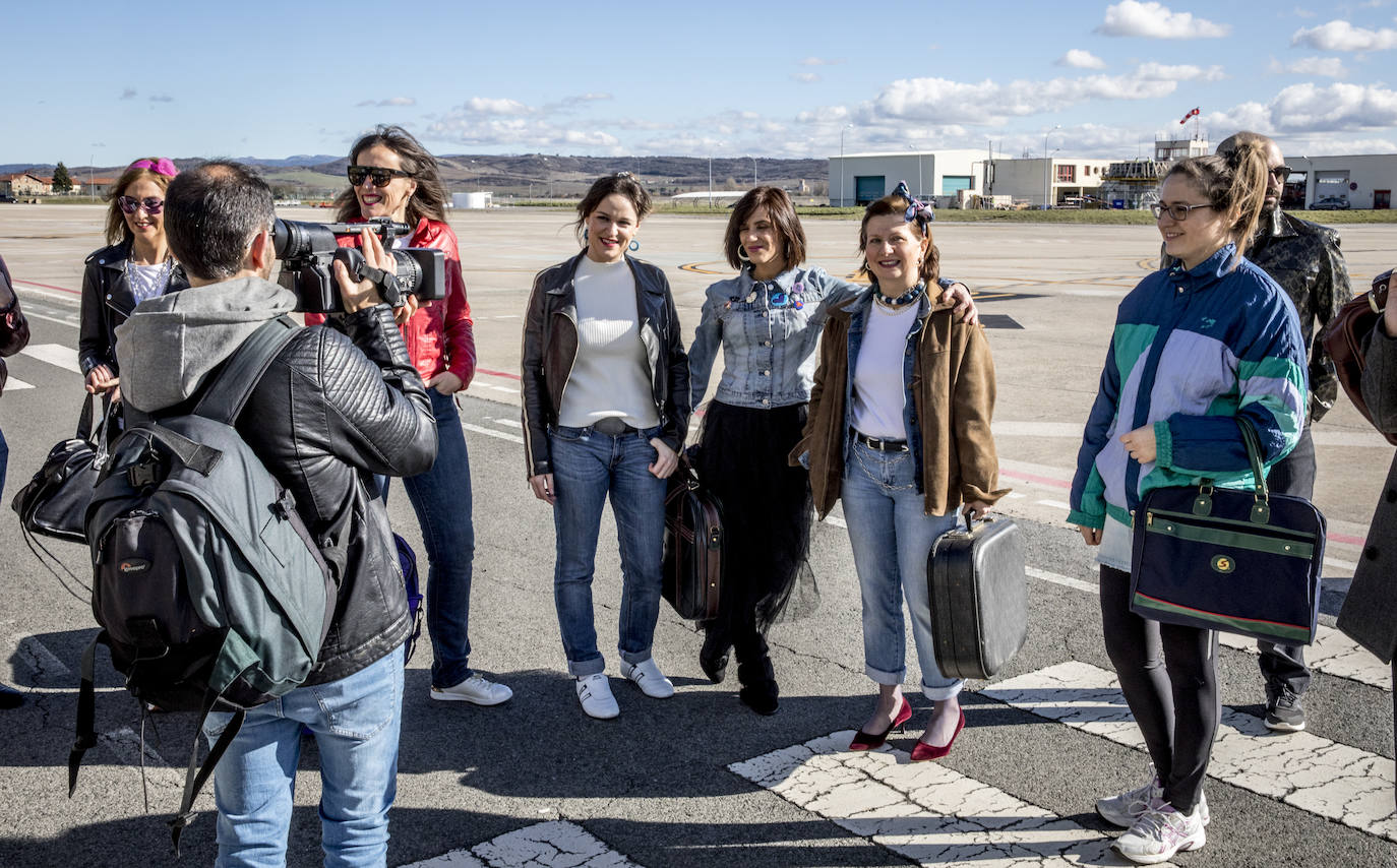 Los participantes en el reportaje acudieron con sus equipajes de los años 80