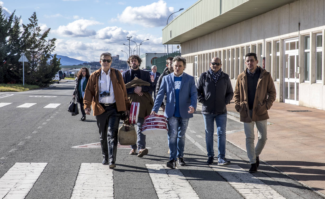 Los participantes, con equipajes de los años 80 y las típicas ensaimadas mallorquinas para la recreación de aquel primer vuelo. 