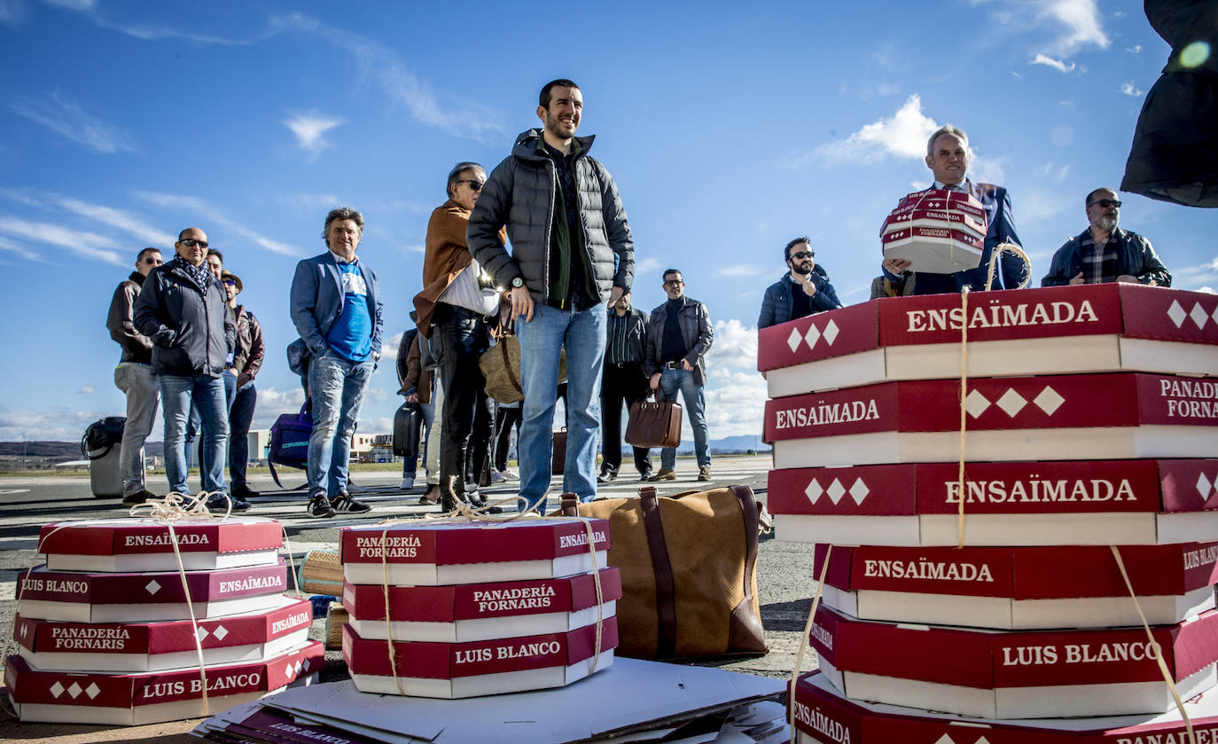 Los participantes, con las típicas ensaimadas mallorquinas para la recreación de aquel primer vuelo. 