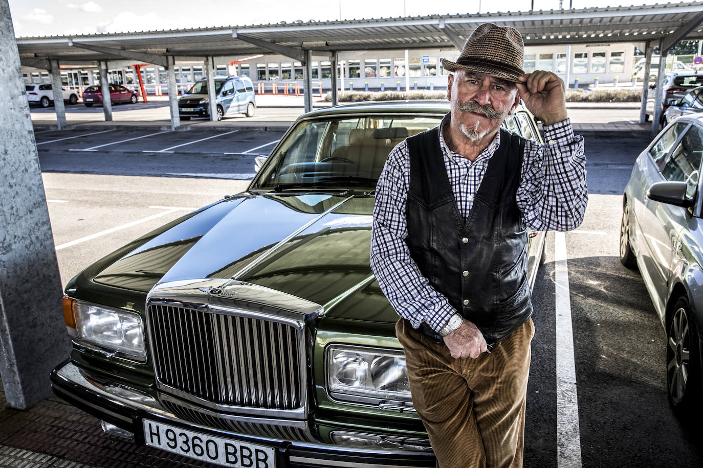 Kepa Triguero, con su espectacular Bentley. 