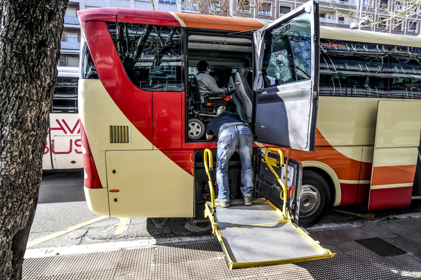 Miembros de Montes Solidarios acceden al autobús para ir a Foronda. 