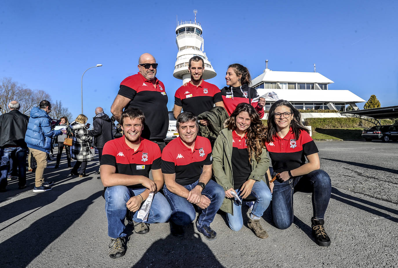 Representantes del Gaztedi Rugby, con sus camisetas.