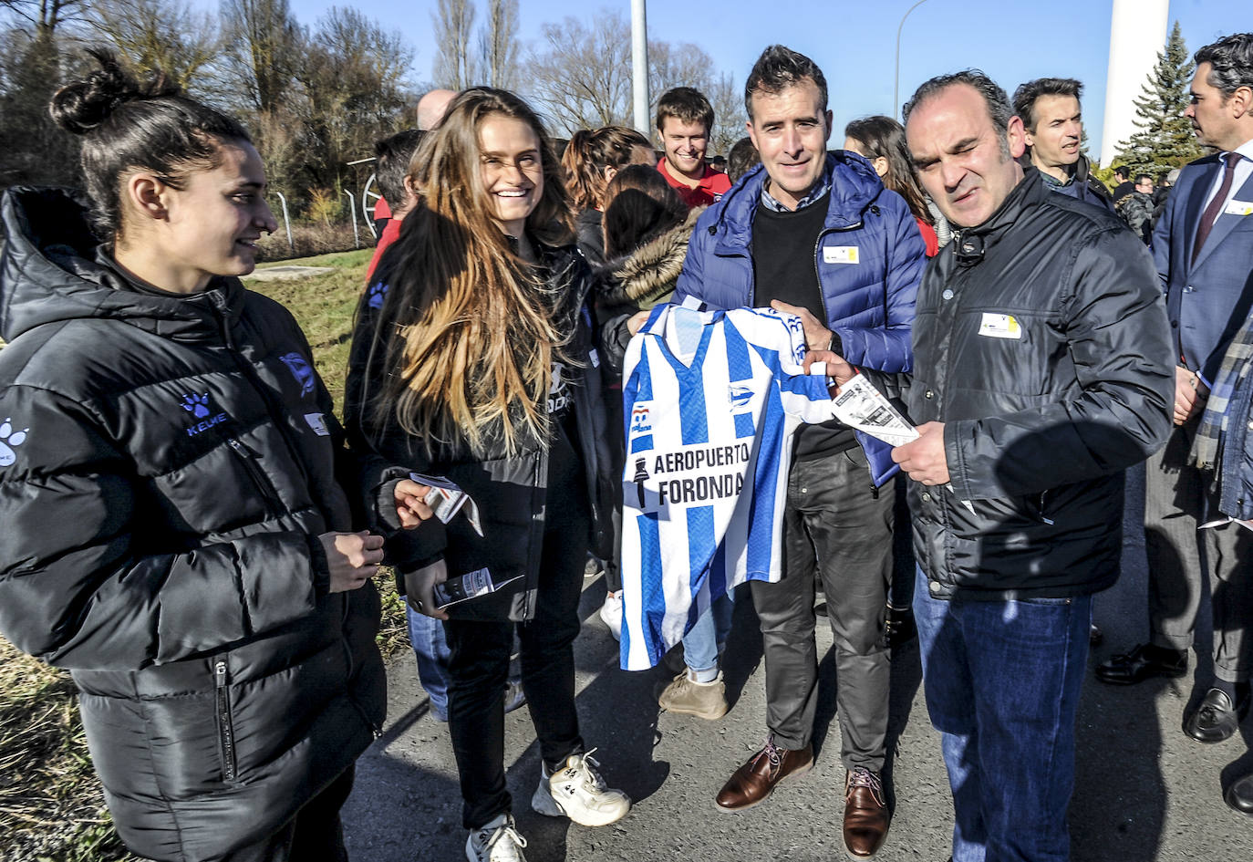 Las gloriosas Maialen Martínez de Marigorta y Vera Martínez con los exalbiazules Tito Subero y Pablo.