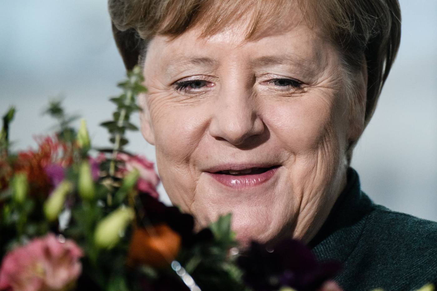 La canciller alemana, Angela Merkel, admira el ramo de flores con que la asociación nacional de jardineros le ha obsequiado este martes con ocasión del día de San Valentín que se celebra el próximo 14 de febrero, en Berlín (Alemania).