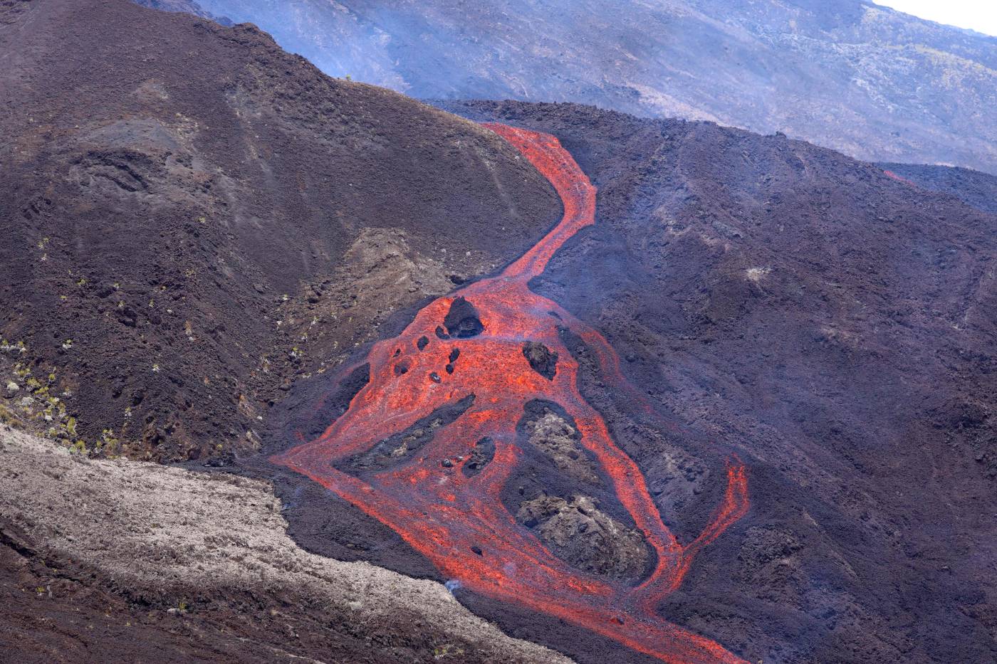 Lava del volcán Piton de le Fournai durante una erupción, en la isla francesa de La Reunión, en el Océano Índico francés. -La erupción es la primera de 2020. Ubicado en el sureste de la Isla de la Reunión, el Piton de la Fournaise es uno de los volcanes más activos del mundo. 