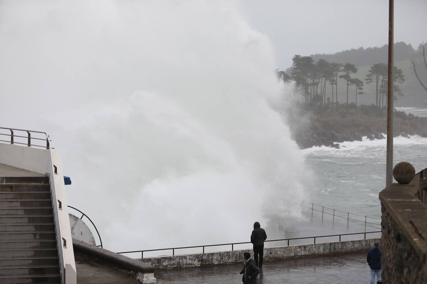 Una ola rompe contra el muelle en Lekeitio.