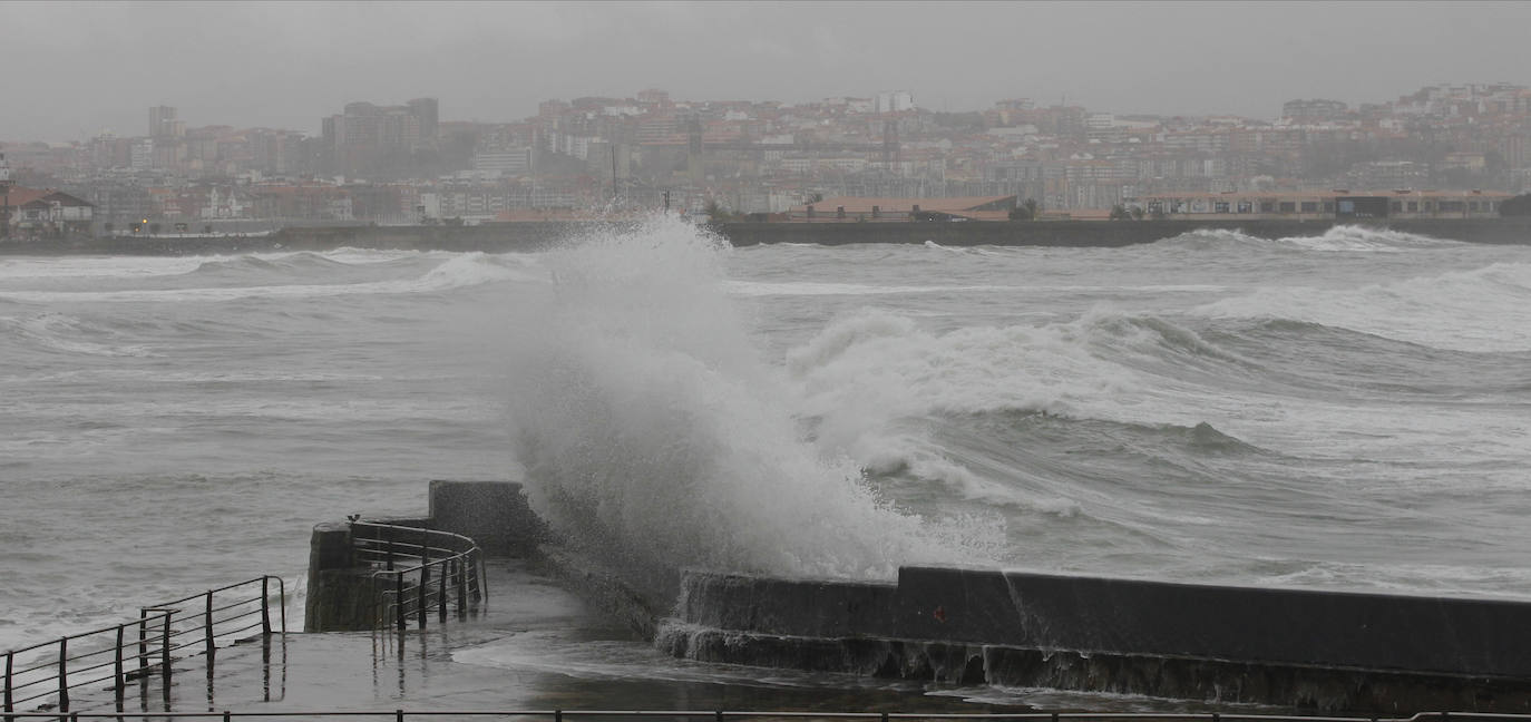 En el puerto viejo de Algorta las olas irrumpieron en el paseo.