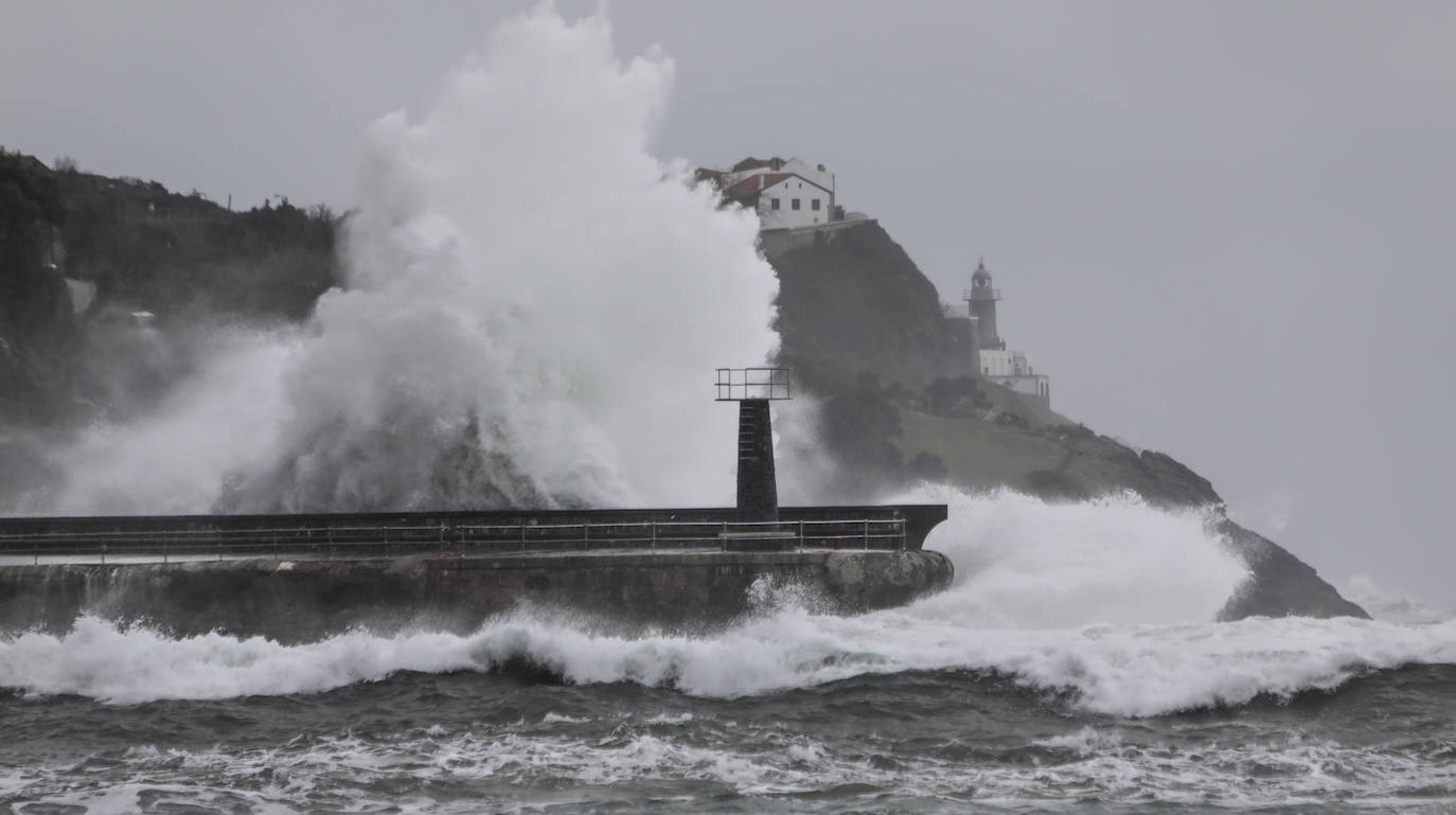 La descomunal altura que alcanzó una de las olas al romper en Lekeitio.