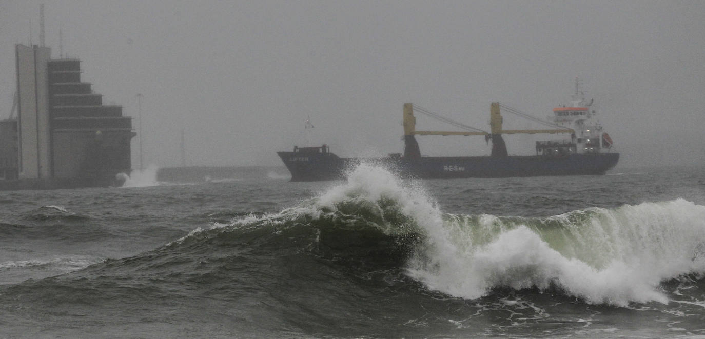 La costa de Getxo sufrió un fuerte olejae durante toda la jornada.