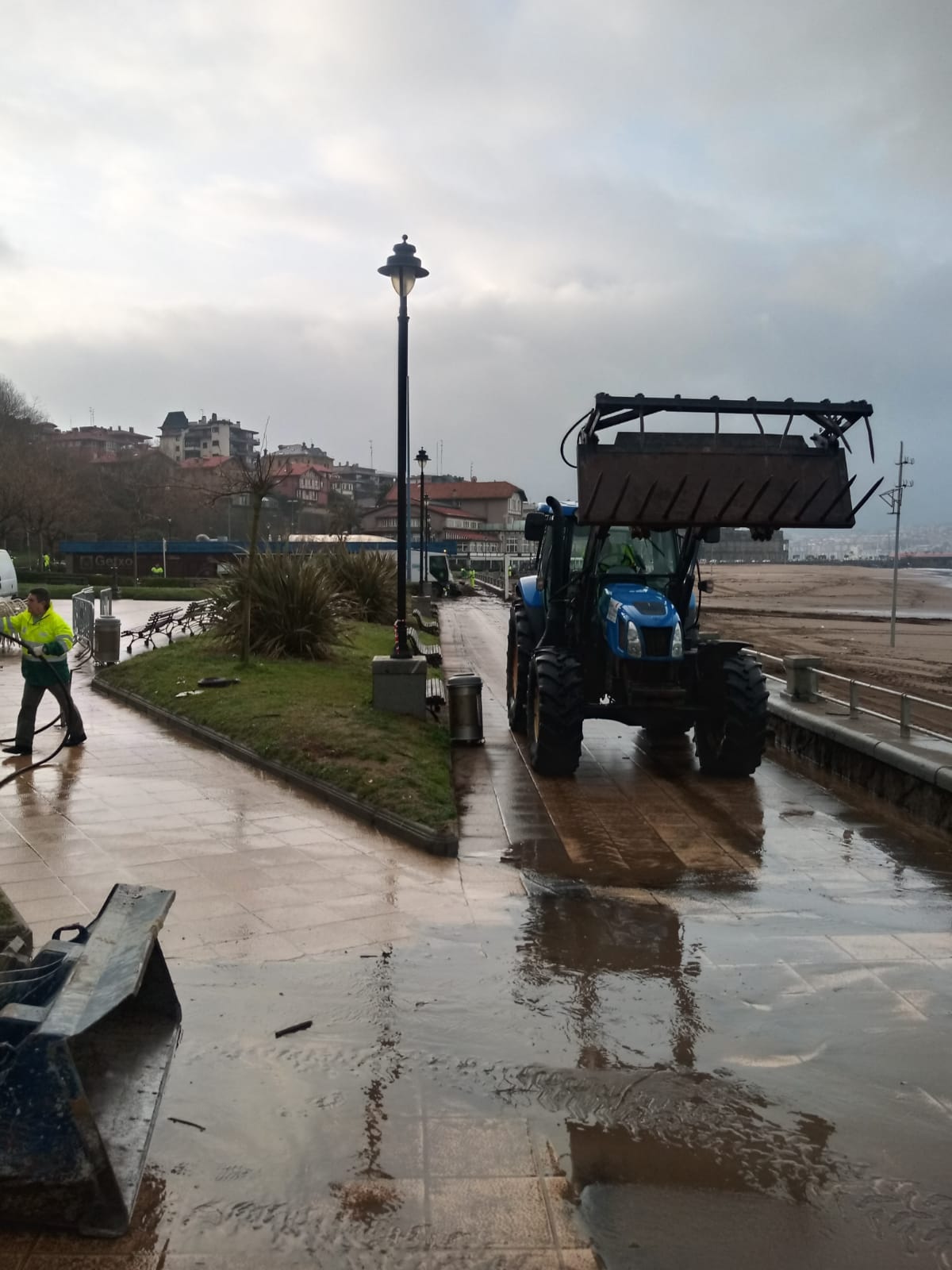 Destrozos causados por las olas en Ereaga.