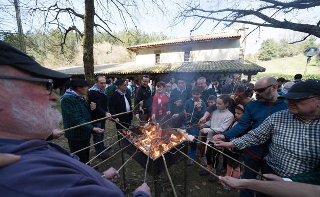 El 'Basaratuste' culmina con el asado de productos del cerdo. 