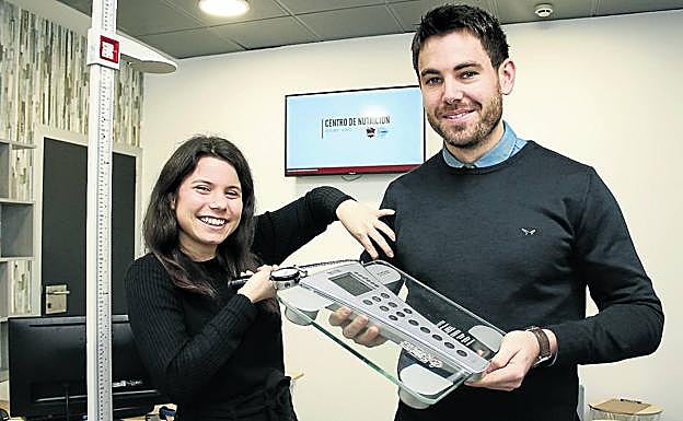 Nicolás de Silva, responsable de Nutrición del Grupo Baskonia Alavés y Elisa Marcano, miembro del Departamento, con una báscula.