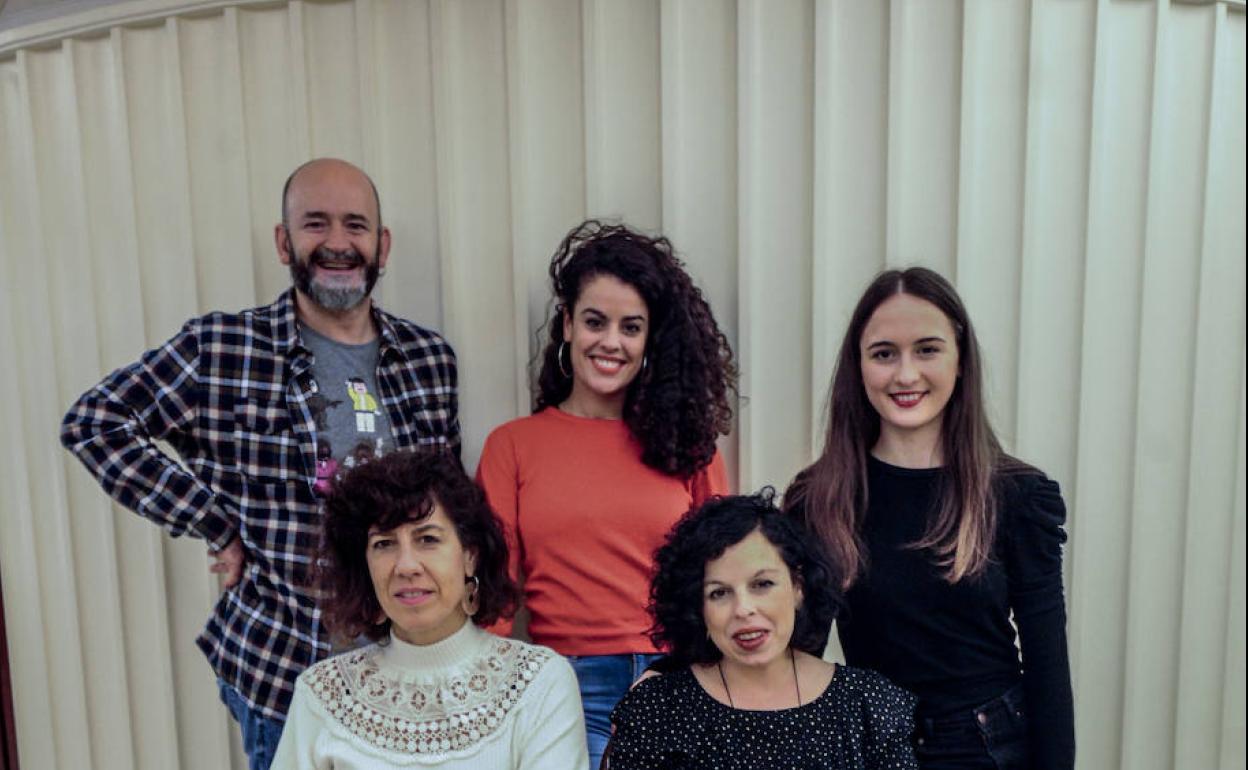 Eduardo Hernando, Nagore González, Haizea Baiges, Josune Vélez de Mendizábal y María Goiricelaya, equipo del montaje teatral. 