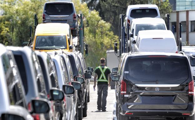 Un operario camino entre numerosas furgonetas de Mercedes en la planta de Vitoria.