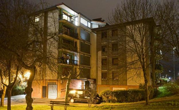 Edificio en el barrio Ihurre de Olaberria donde se produjo el incendio 