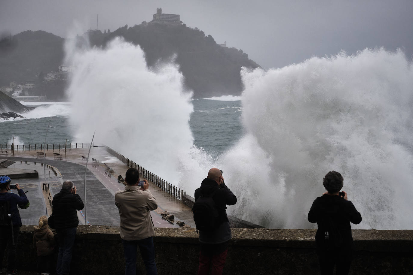 >En Gipuzkoa, localidades costeras como Donostia y Zarautz se blindan ante el fuerte oleaje. Imagen de este lunes.