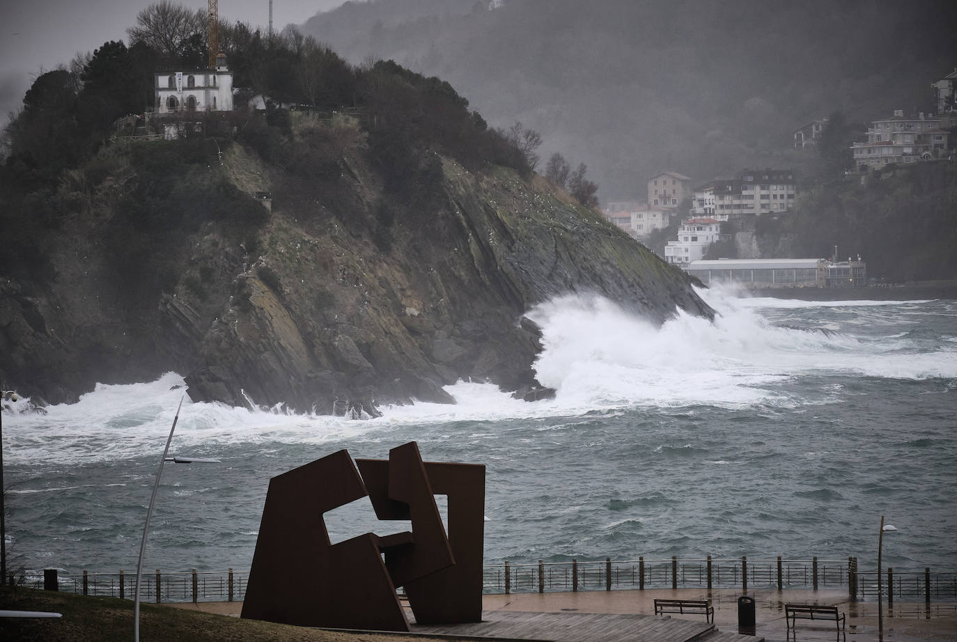 >En Gipuzkoa, localidades costeras como Donostia y Zarautz se blindan ante el fuerte oleaje. Imagen de este lunes.