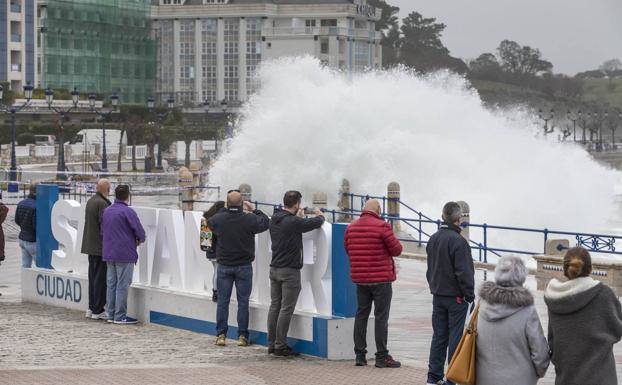 Coletazos de 'Ciara' en el paseo de Santander, este lunes.