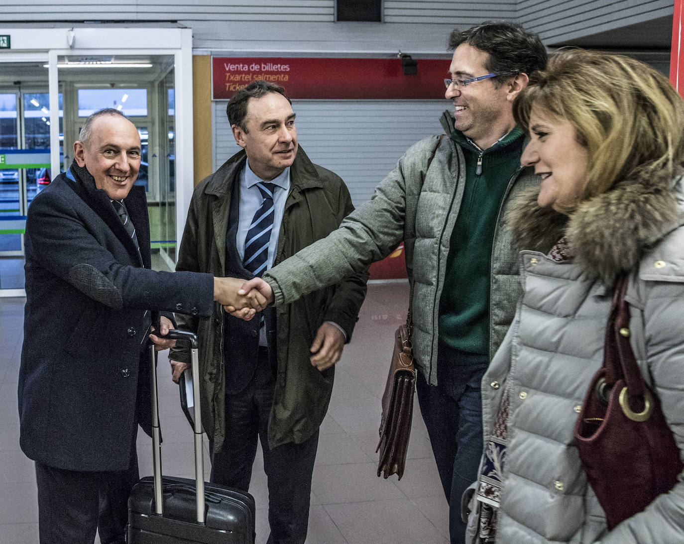 El diputado general de Álava, Ramiro González, saluda al vicerrector, Ivan Igartua, en presencia de Antonio Aiz, viceconsejero de Transportes del Gobierno vasco, y Mercedes Guerrero, presidenta de la Audiencia de Álava.