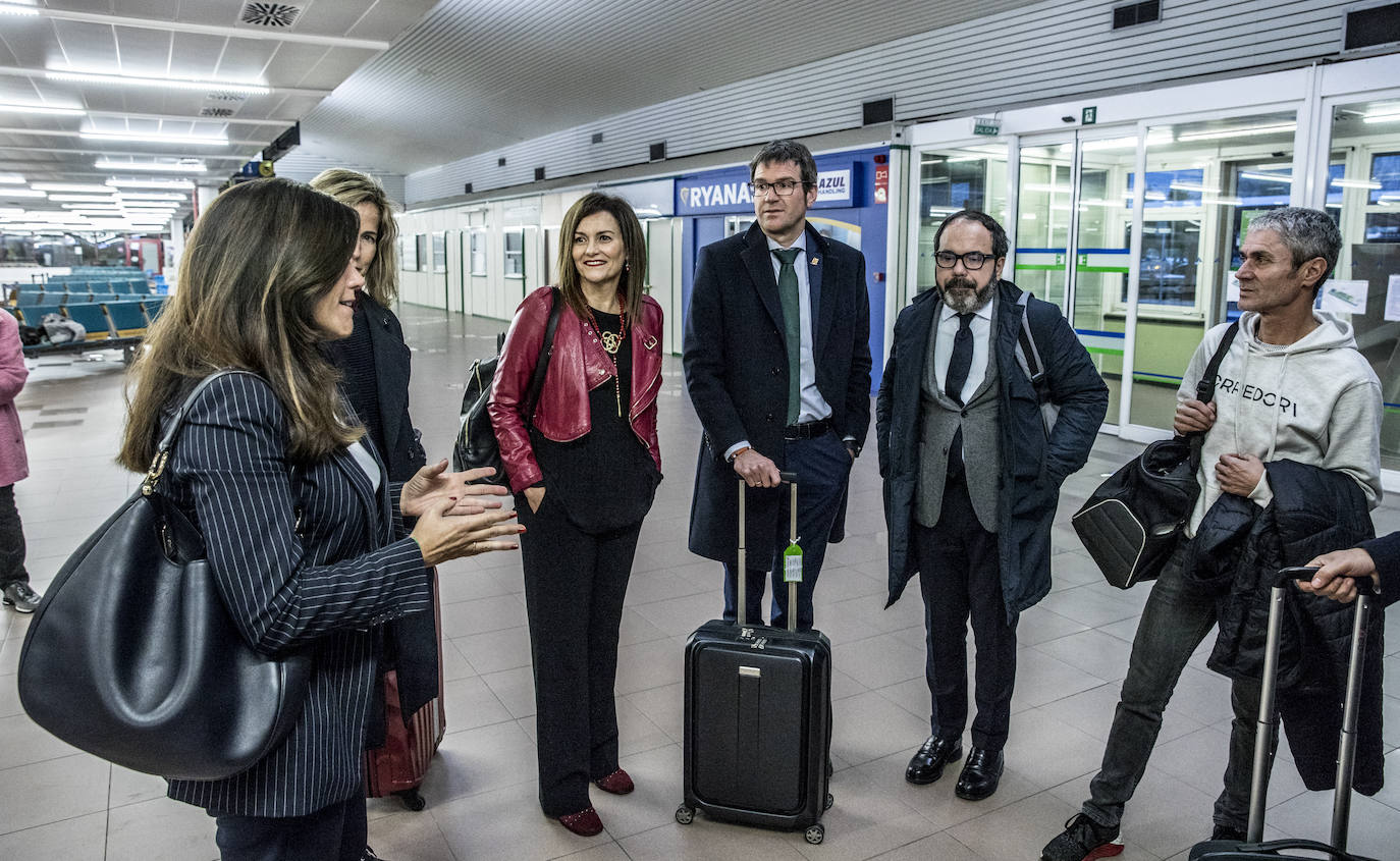 Algunos de los protagonistas de la escena que se captó en la terminal de pasajeros escuchan atentamente las explicaciones de Begoña Llarena, directora del aeropuerto de Foronda. Todos ellos aguardan hasta el inicio de la sesión de fotos que se realizó en uno de los mostradores de facturación del aeropuerto de Foronda.