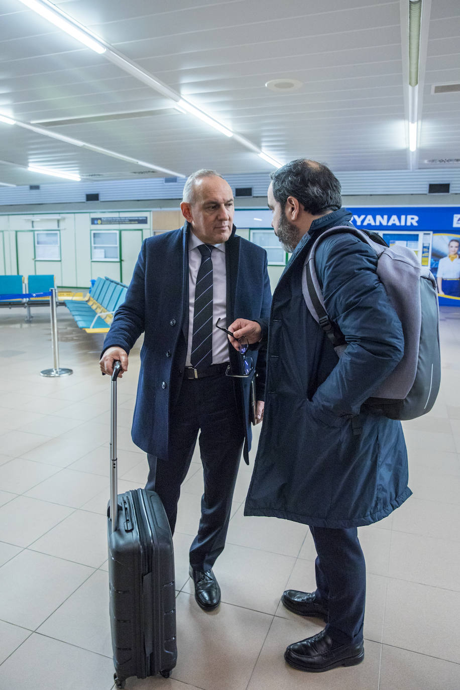 El diputado general de Álava, Ramiro González, y el presidente de SEA-Empresas Alavesas, Pascal Gómez, en otro momento del reportaje realizado con motivo del 40º aniversario del aeropuerto de Foronda.