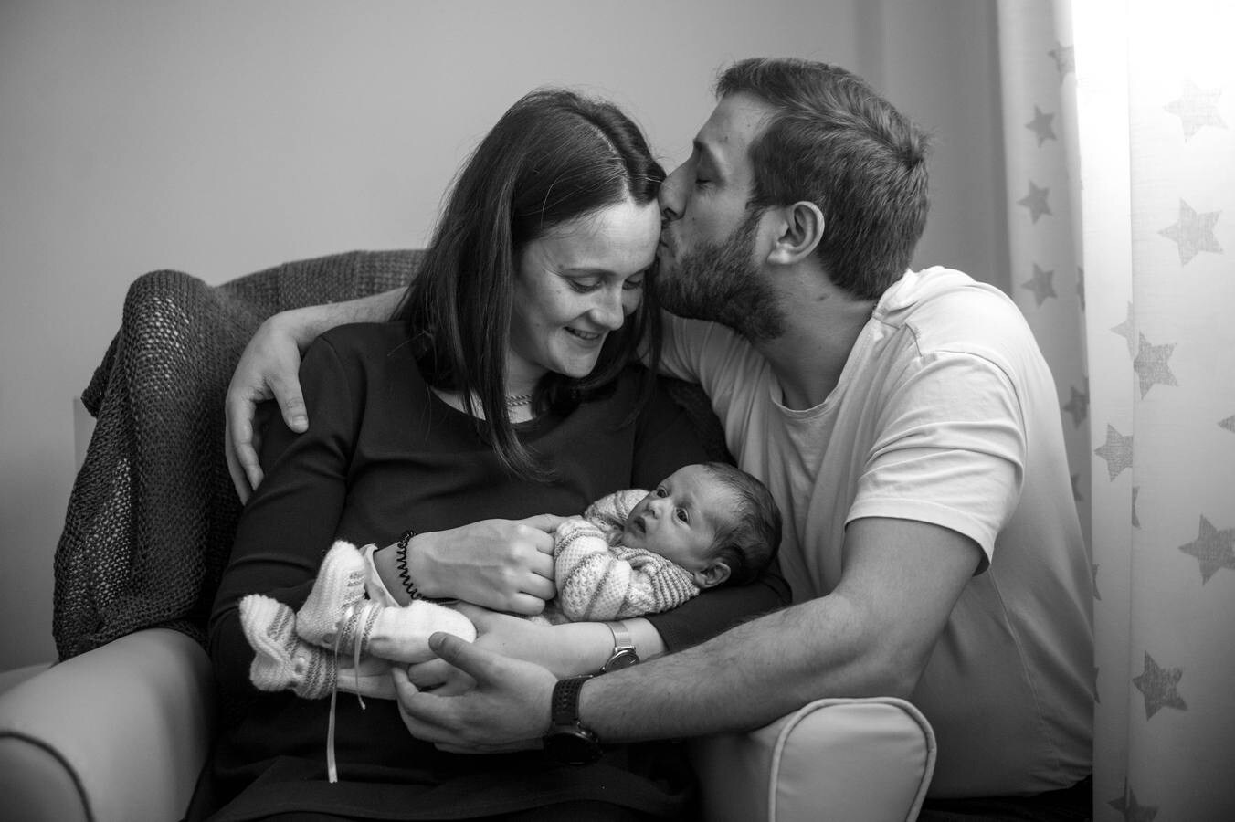 Gio, de 34 años, y Belén, de 30, se conocieron en un bar de Portugalete «de fiesta» hace ya casi doce años. Para Gio fue un flechazo -«me metía fichas»-, en cambio Belén se fue enamorando poco a poco. Gio es de Muskiz y Belén de Barakaldo, pero viven junto a su hija Arane, de 20 días, en Portugalete. Les encanta viajar y a él le apasiona la fotografía y a ella que le hagan fotos. Todo encaja.