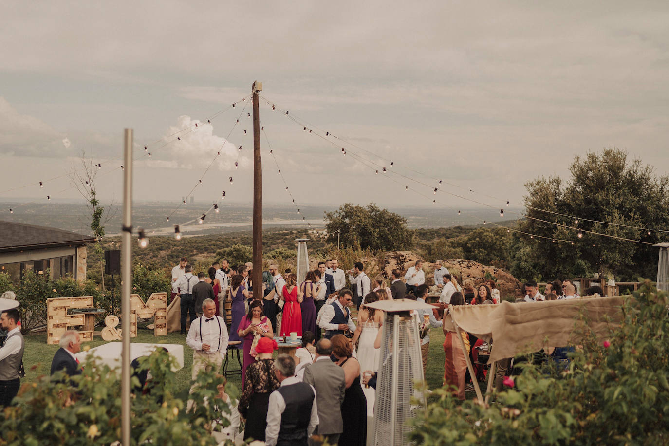 Fotos: Besos en Castro y boda en Madrid: la historia de amor de Esther y María bajo el prisma de un fotógrafo vizcaíno