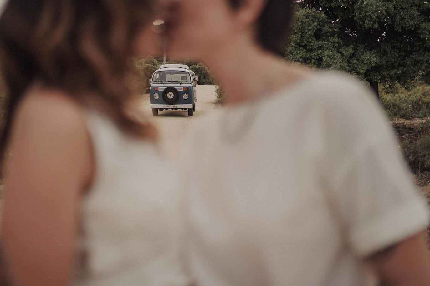 Fotos: Besos en Castro y boda en Madrid: la historia de amor de Esther y María bajo el prisma de un fotógrafo vizcaíno