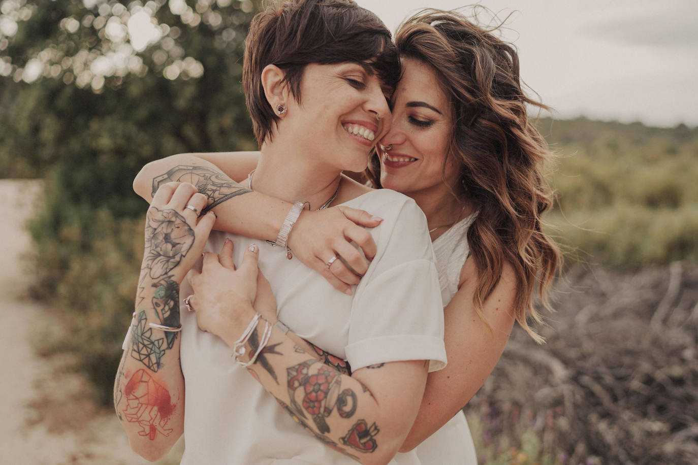 Fotos: Besos en Castro y boda en Madrid: la historia de amor de Esther y María bajo el prisma de un fotógrafo vizcaíno