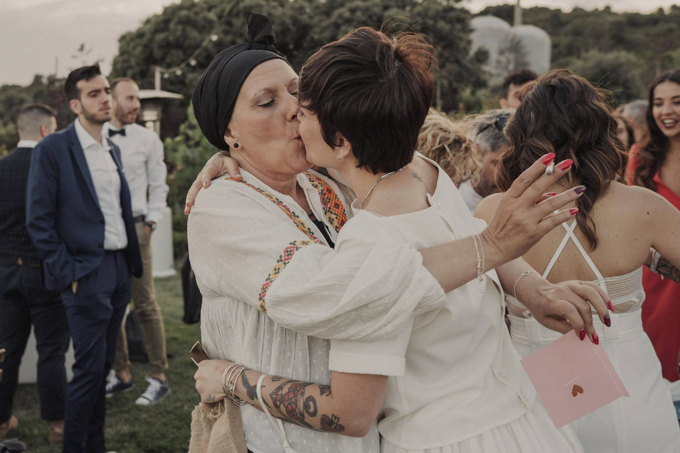 Fotos: Besos en Castro y boda en Madrid: la historia de amor de Esther y María bajo el prisma de un fotógrafo vizcaíno