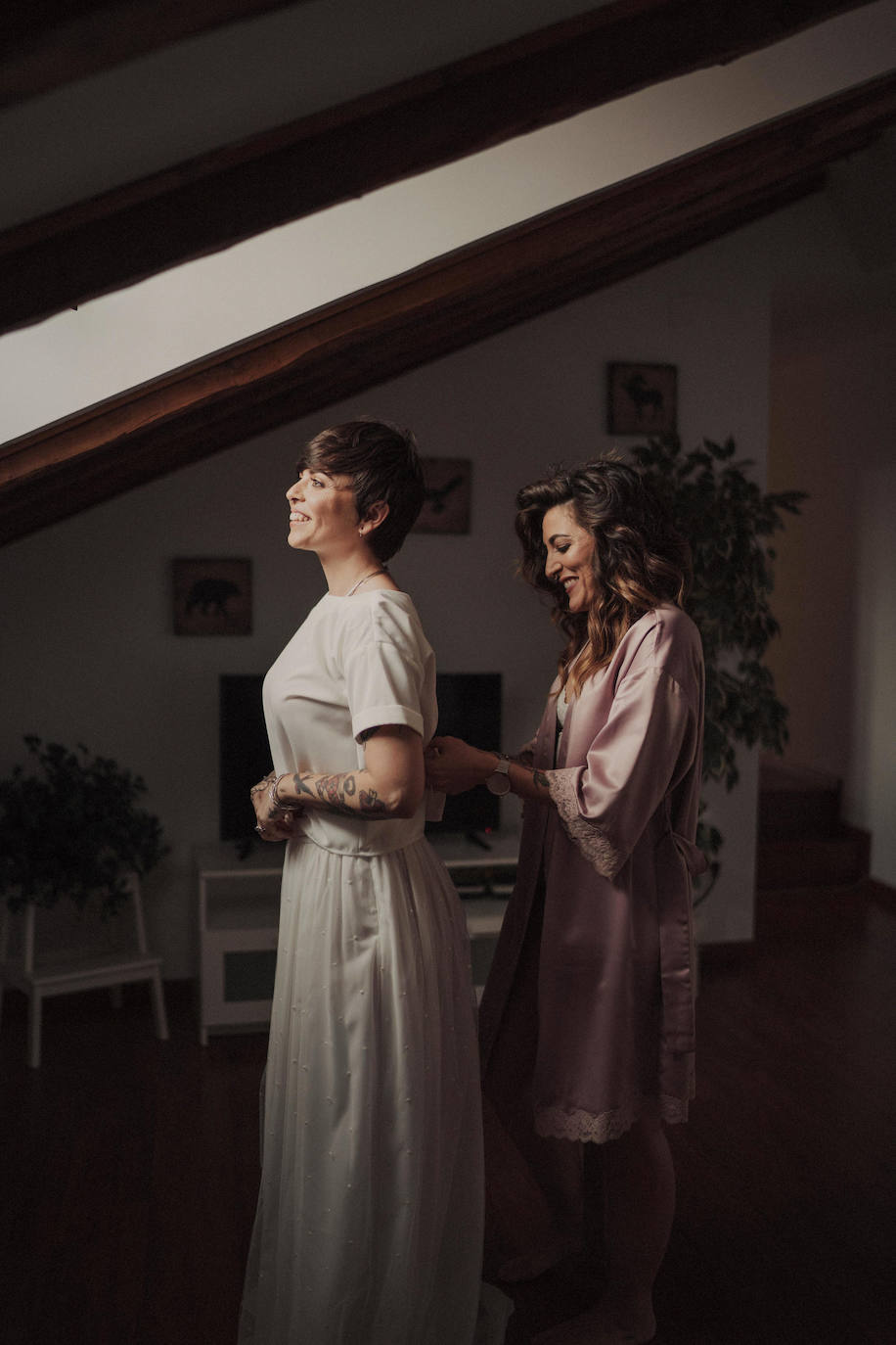 Fotos: Besos en Castro y boda en Madrid: la historia de amor de Esther y María bajo el prisma de un fotógrafo vizcaíno