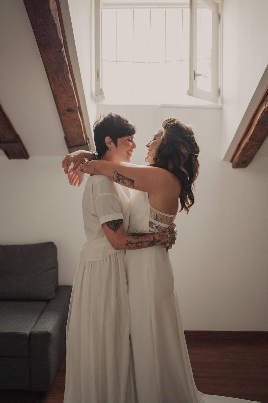 Fotos: Besos en Castro y boda en Madrid: la historia de amor de Esther y María bajo el prisma de un fotógrafo vizcaíno