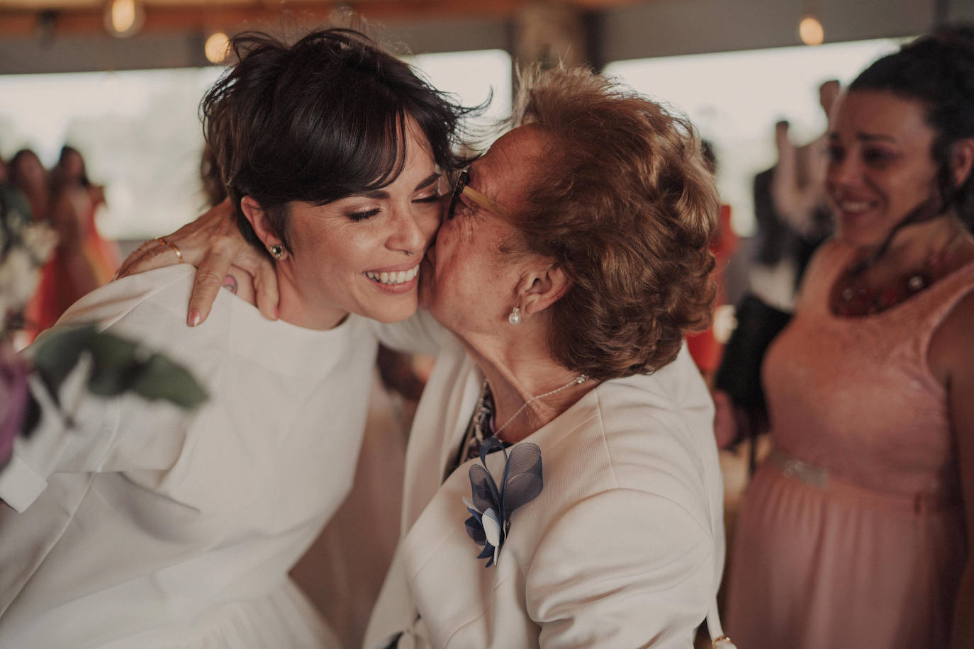 Fotos: Besos en Castro y boda en Madrid: la historia de amor de Esther y María bajo el prisma de un fotógrafo vizcaíno