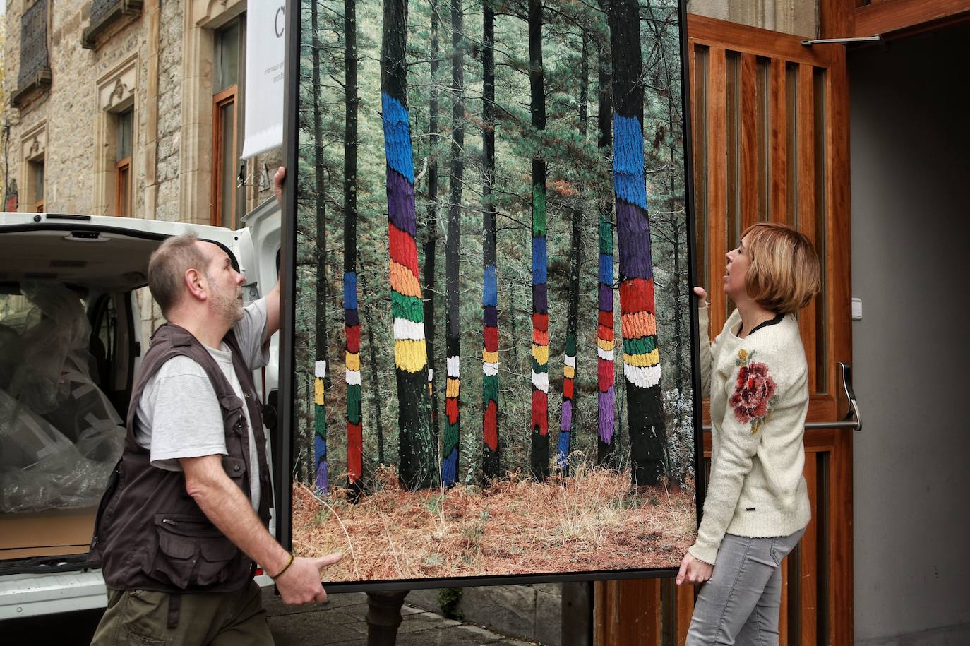 Un trozo de bosque entra a las entrañas de Montehermoso para formar parte de la exposición sobre las obras de Ibarrola en el bosque de Oma.