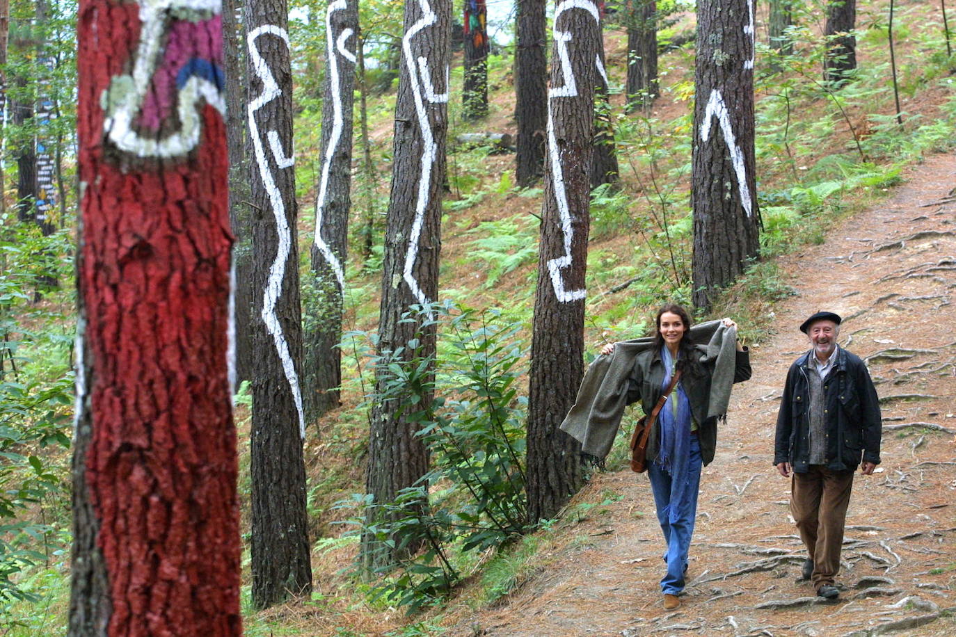 Rodaje en octubre de 2002 de la película 'El misterio Galindez' de Gerardo Hierro en el bosque pintado de Oma. La actriz Saffron Burrows camina acompañada del pintor Agustín Ibarrola.