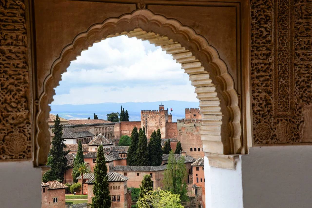 Granada (Andalucía) | La Alhambra, las vistas desde el Abaicín y los paseos por sus callejones a la luz de la luna hacen de esta ciudad un lugar perfecto para visitar en pareja.