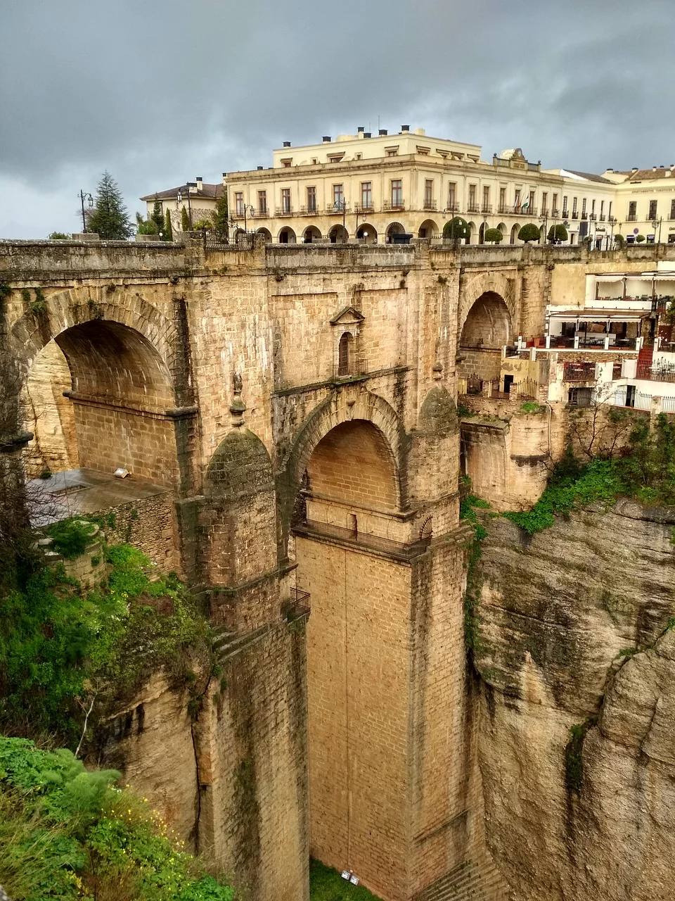 Ronda (Málaga) | A las vistas insuperables desde uno de los puentes más famosos de España se suman los múltiples rincones con encanto de sus calles.