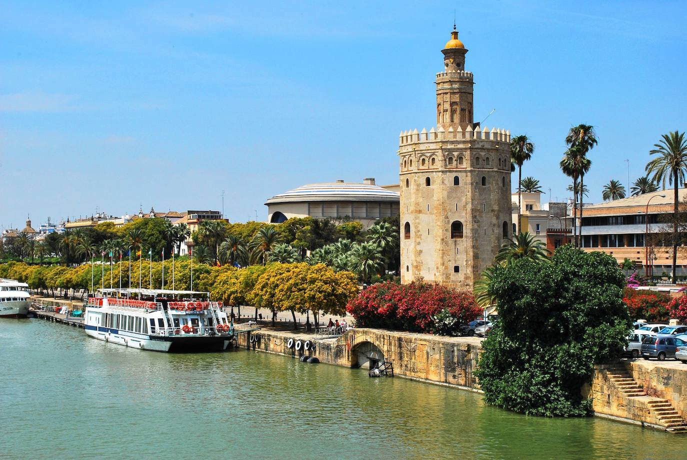 Sevilla (Andalucía) | La Torre del Oro o la plaza de España son algunos de los emblemas de la ciudad, donde la arquitectura y el ambiente de sus calles acaban de completar una combinación perfecta para disfrutar en compañía. 