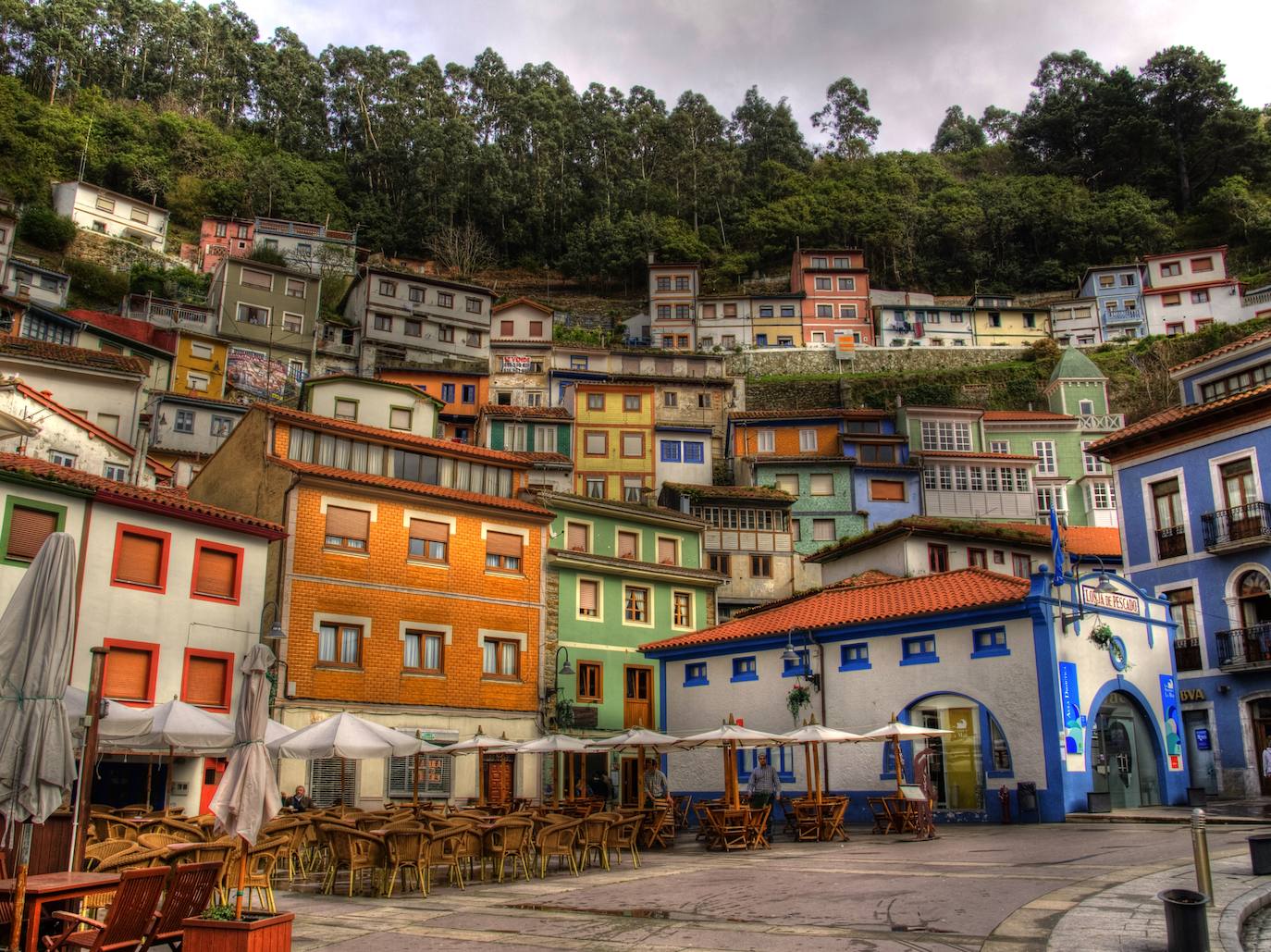 Cudillero (Asturias) | Un llamativo y acogedor pueblo asturiano perfecto para planes más relajados, como un romántico paseo por sus coloridas calles para ver el atardecer o cenar junto al mar.