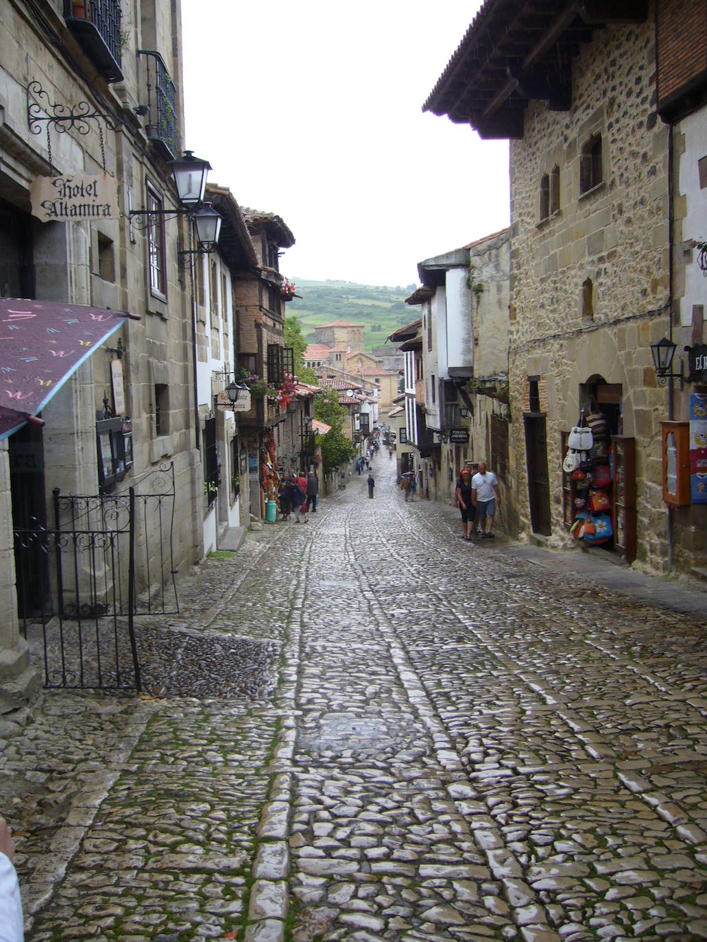 Santillana del Mar (Cantabria) | Otro lugar ideal para pasar unos días de desconexión y calma por el norte. El encanto medieval de este municipio es el escenario perfecto para cualquier historia de amor. 