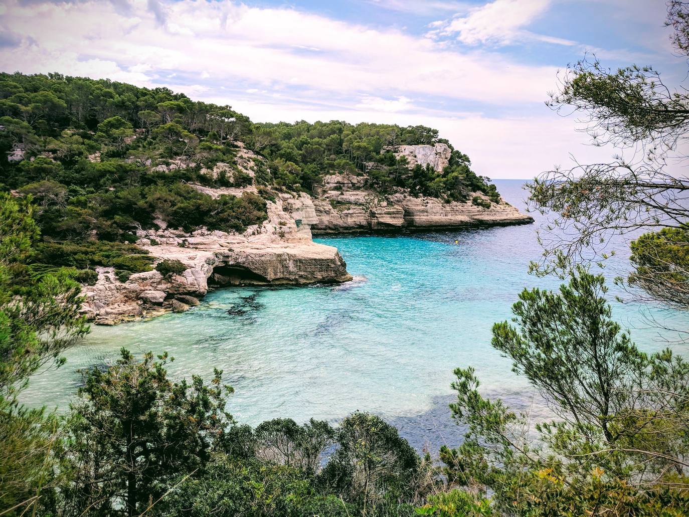 Menorca (Baleares) | Sus playas cuentan con el reconocimiento de la UNESCO y su entorno guarda numerosas calas que descubrir mientras disfrutas de la naturaleza.