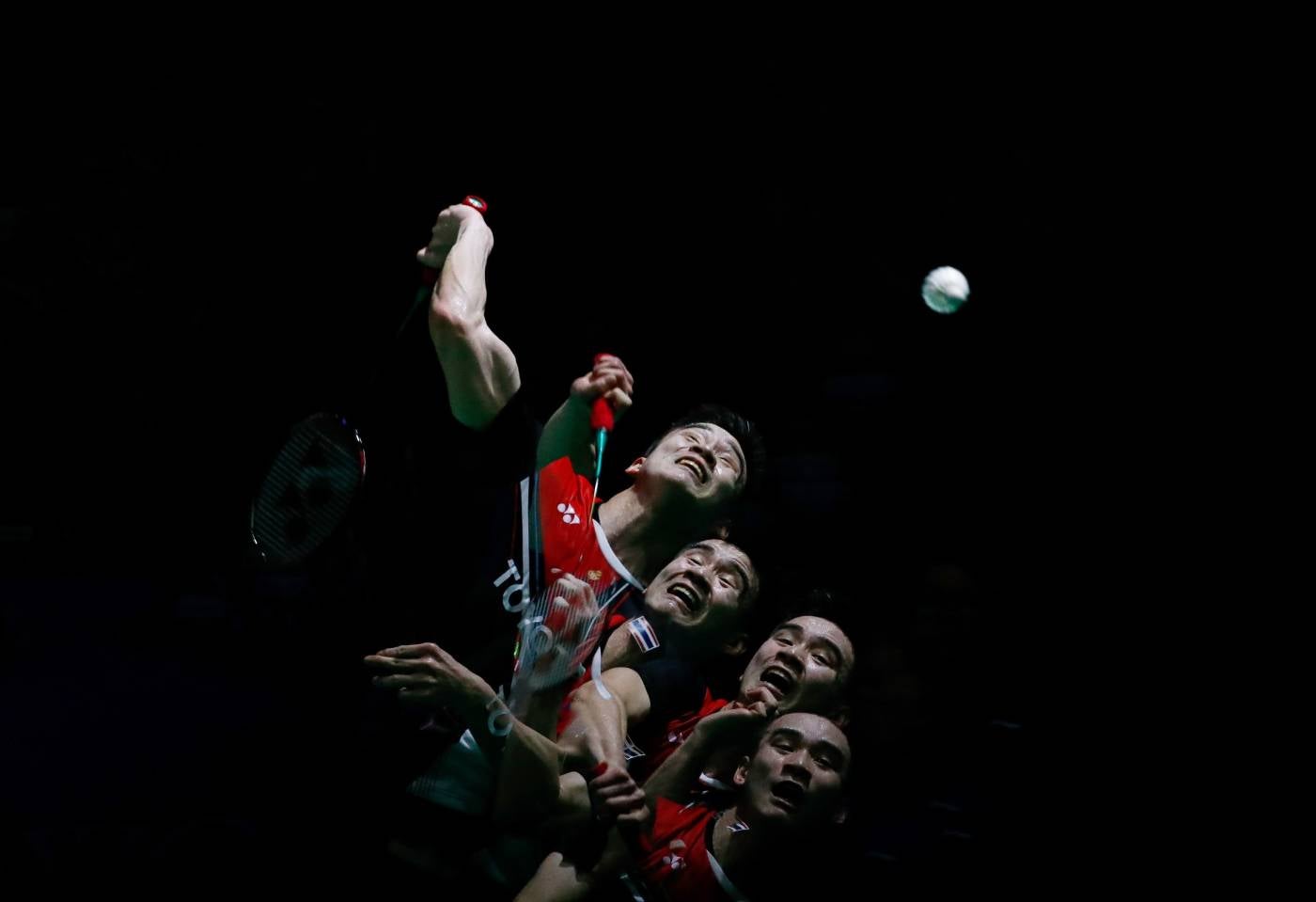 El jugador tailandés Kantaphon Wangcharoen, en acción contra el japonés Kanta Tsuneyama durante su partido del Grupo D del Campeonato de Bádminton Asia 2020, disputado este miércoles en Manila (Filipinas). 