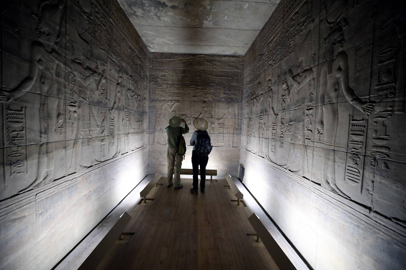 Dos turistas visitan el templo de File, a once kilómetros de la ciudad de Asuán (Egipto). 