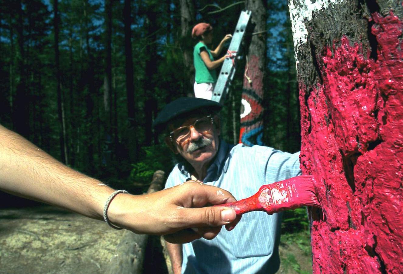 Agustín Ibarrola observa, en julio de 1998, los trabajos de restauración de su obra en el bosque de Oma realizados por estudiantes de Bellas Artes de la UPV.