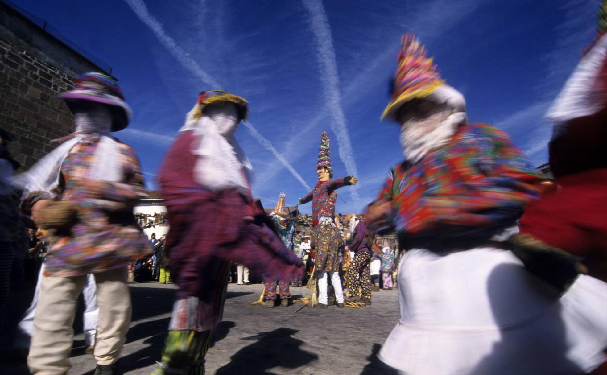 Los personajes del carnaval de Lantz bailan en la calle. 