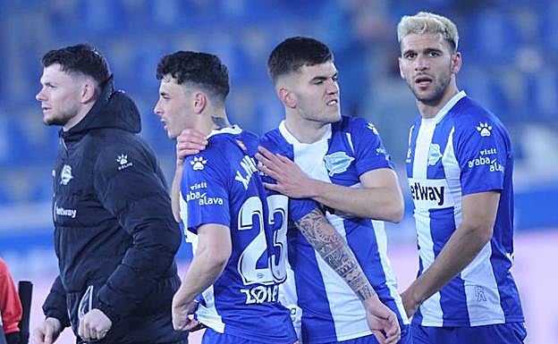 Magallán, a la derecha, celebra con sus compañeros en triunfo ante el Eibar. 