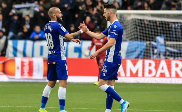 Burgui saluda a Aleix Vidal en el partido ante el Valladolid.