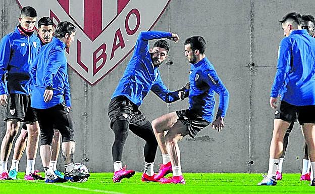 Nuñez y Lekue tratan de robarle el balón a Muniain en uno de los rondos del entrenamiento de ayer.