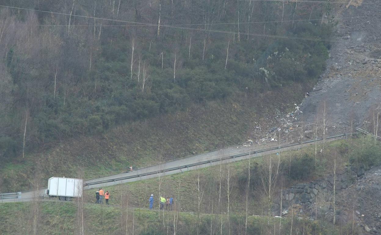 Los expertos analizan sobre el terreno el estado del derrumbe y de los gases para saber cómo hay que actuar. 