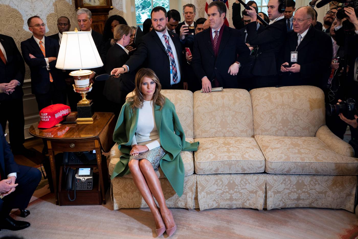 La primera dama de Estados Unidos, Melania Trump, escucha cómo el presidente estadounidense, Donald Trump y su homólogo ecuatoriano Lenin Moreno se dirigen a los medios en el despacho Oval de la Casa Blanca, en Washington. 